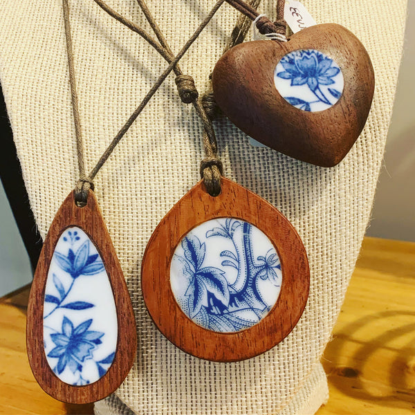 Vintage Japanese porcelain-inlaid pendant necklace